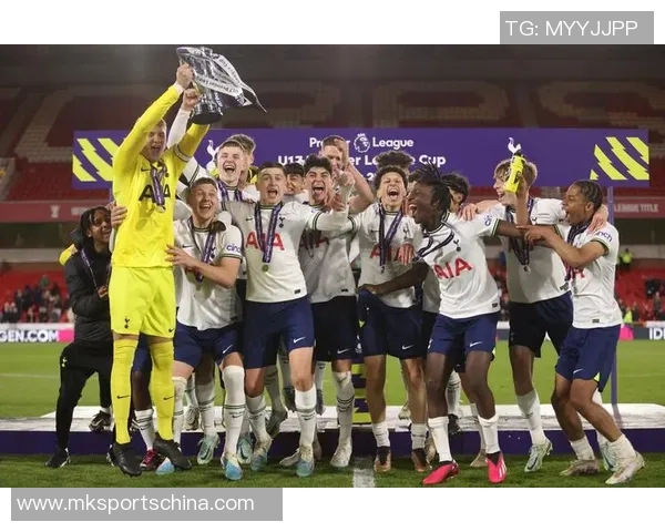 西甲激战巴萨逆转热刺红牌事件引发全场热议战术分析尽显精彩