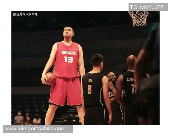 姚明在人群中高大挺拔引发热议展现体育巨星的魅力与影响力