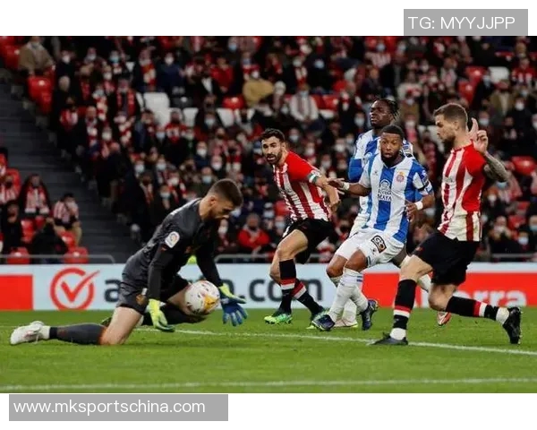 西甲激战：拜仁狂胜莱比锡五球大捷神扑时刻点燃全场激情